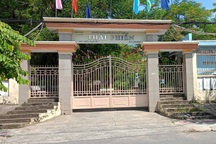 Ký nhận 200.000 đồng tiền thưởng, học sinh được phát... 20 cuốn vở