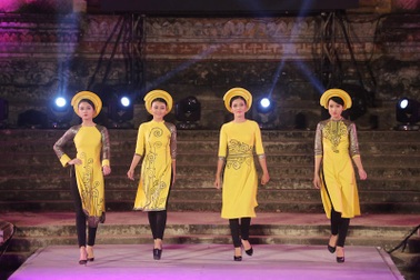 Áo dài tỏa sáng bên dòng Hương Giang