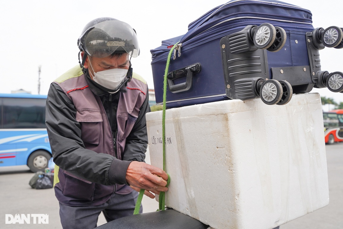 Người dân lỉnh kỉnh đồ đạc trở lại Thủ đô trong chiều mùng 4 Tết - 7 Người dân lỉnh kỉnh đồ đạc trở lại Thủ đô trong chiều mùng 4 Tết - 7