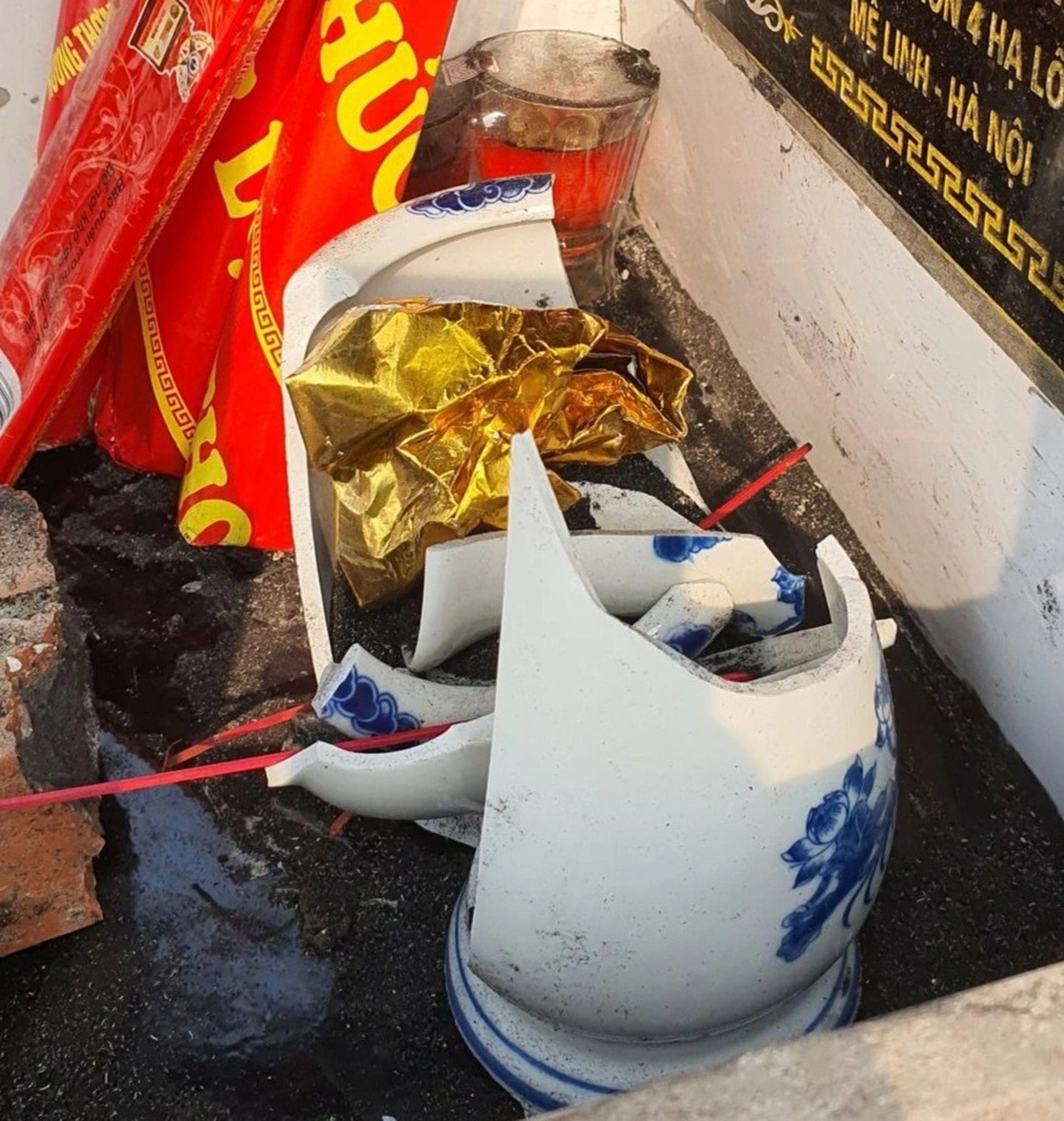 Mộ cụ ông 85 tuổi ở Hà Nội mới an táng bị đập phá, đào xới - 2