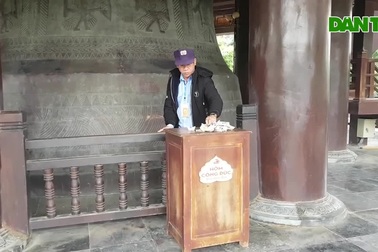 Du khách ném tiền lẻ vương vãi trong chùa Bái Đính