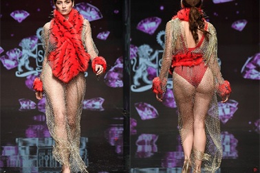 Blanca Blanco khoe thân táo bạo