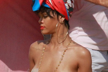 Rihanna táo bạo bán khỏa thân giữa biển 