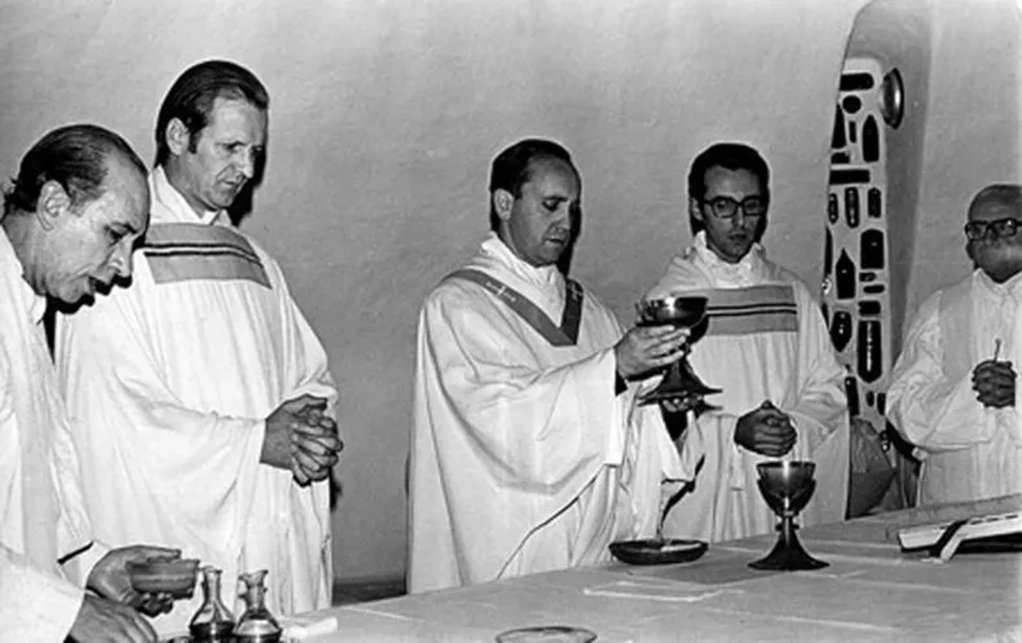 Bức ảnh chụp Giáo hoàng (giữa) vào khoảng năm 1976 ở Argentina (Ảnh: Getty).