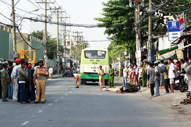 Nam thanh niên bị xe buýt cán tử vong