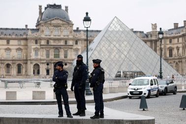 Lỗ hổng nghiêm trọng trong vụ cướp "báu vật vô giá" tại bảo tàng Louvre