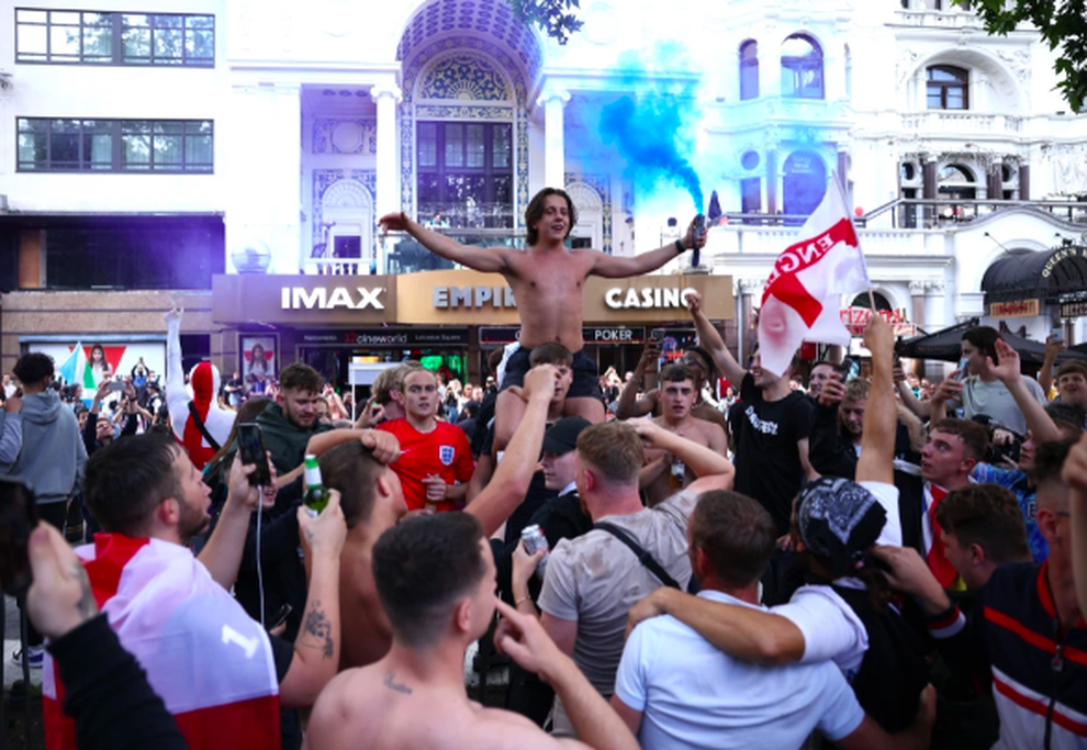 Cổ động viên Anh ngất ngây khi đội nhà vào bán kết Euro 2020 - 5 Cổ động viên Anh ngất ngây khi đội nhà vào bán kết Euro 2020 - 5