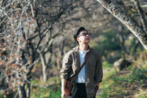 Du khách vỡ òa khi thấy rừng mơ nở sớm như tuyết phủ kín đồi ở Mộc Châu