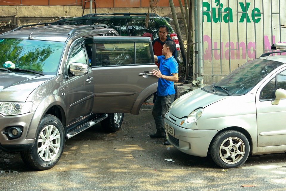 Hà Nội: Rửa xe 200 nghìn đồng/lượt, khách vẫn ùn ùn xếp hàng - 3 Hà Nội: Rửa xe 200 nghìn đồng/lượt, khách vẫn ùn ùn xếp hàng - 3