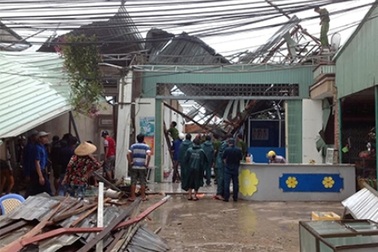 Lốc xoáy kinh hoàng cuốn sập, bay mái 147 căn nhà