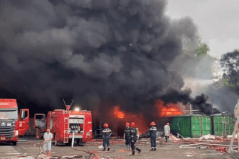 Kho hàng bốc cháy kèm tiếng nổ lớn, cột khói bốc cao hàng trăm mét