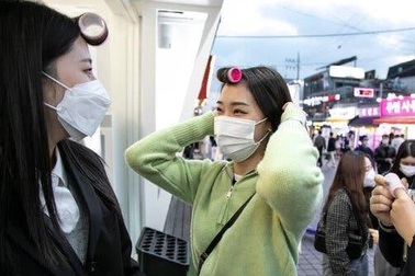 Cuốn lô đi khắp nơi: Xu hướng thời trang lạ của gái trẻ Hàn Quốc