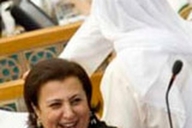 Bộ trưởng bị la ó vì không mang khăn trùm đầu