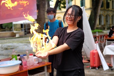 Học sinh trình diễn thí nghiệm khoa học kết hợp phá án ly kỳ