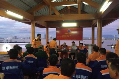 Đà Nẵng: Cứu 11 thuyền viên gặp sóng dữ giữa biển