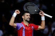 Djokovic khởi đầu suôn sẻ, Medvedev thua khi bị khán giả la ó