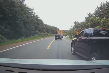 Tài xế tỉnh táo đạp phanh né pha chuyển làn "hại người" của xe bán tải