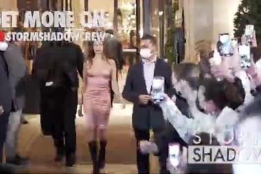 Hailey Bieber sành điệu tại Paris