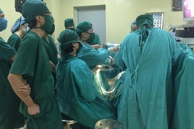 Nội soi qua rốn chữa nang ống mật chủ cho bệnh nhi 18 tháng tuổi