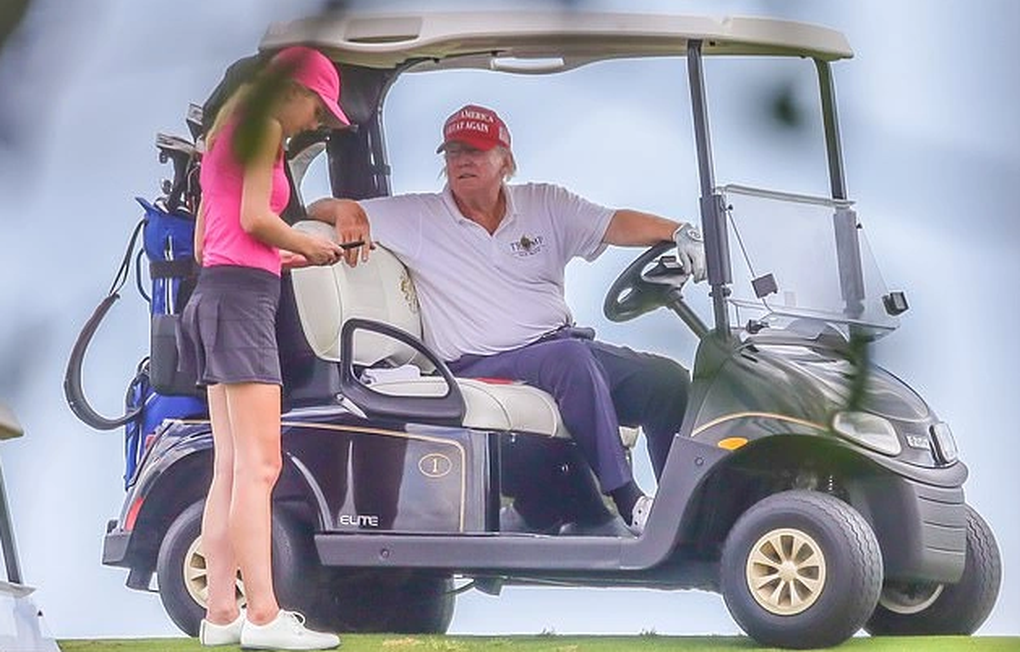 Trợ lý mới của cựu Tổng thống Trump gây chú ý - 2 Trợ lý mới của cựu Tổng thống Trump gây chú ý - 2