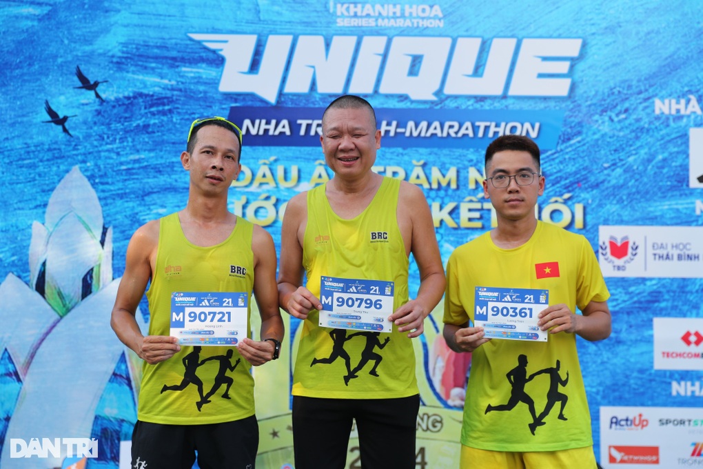 Runner khiếm thị quyết phá kỷ lục ở Unique Nha Trang H-Marathon 16/6 - 1 Runner khiếm thị quyết phá kỷ lục ở Unique Nha Trang H-Marathon 16/6 - 1