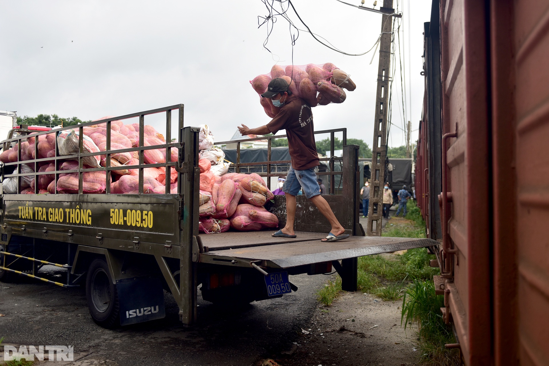 Hơn 300 tấn nhu yếu phẩm nhân dân tỉnh Hòa Bình gửi tặng đã vào tới TPHCM - 8 Hơn 300 tấn nhu yếu phẩm nhân dân tỉnh Hòa Bình gửi tặng đã vào tới TPHCM - 8