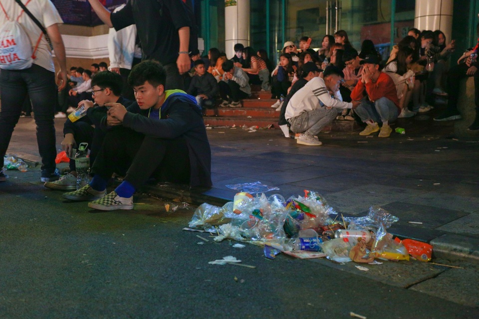 Phố đi bộ hồ Gươm ngập trong rác sau màn “đếm ngược chào năm mới” - 6