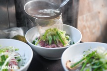 Quán phở hơn 30 năm bán phần lõi bò đắt đỏ, khách đến muộn là hết phần