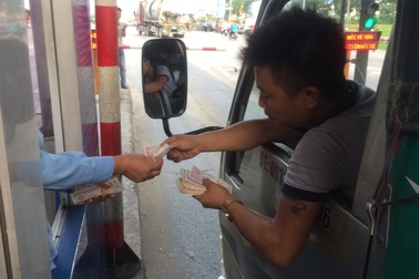 Trạm BOT quốc lộ 5 "tê liệt" vì tài xế lại dùng "chiêu" tiền lẻ