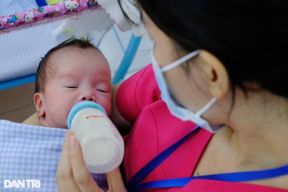 Chuyện về bác sĩ đỡ đẻ cho hàng trăm sản phụ F0 giữa tâm dịch Sài Gòn - 8 Chuyện về bác sĩ đỡ đẻ cho hàng trăm sản phụ F0 giữa tâm dịch Sài Gòn - 8