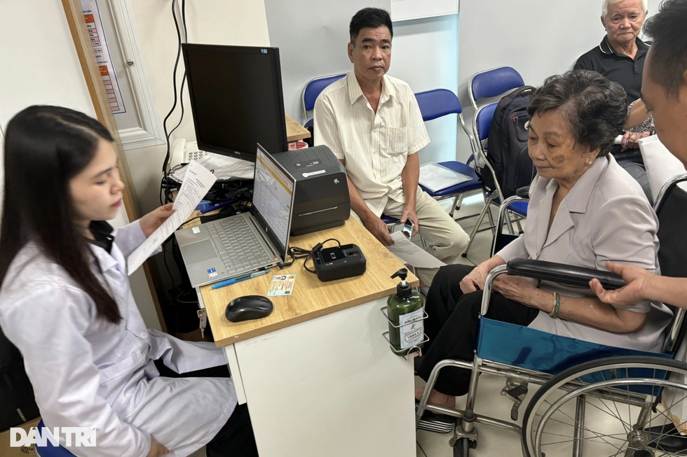 Cụ bà 70 tuổi tìm hài cốt liệt sĩ: Không phải ba cũng là người của mình - 4