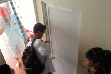 Trốn vào phòng vệ sinh để đọc lời giải vào phòng thi