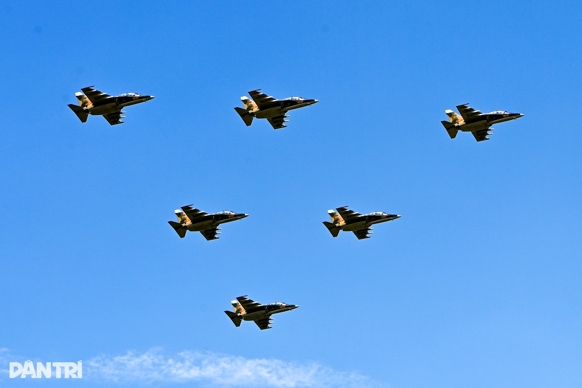 Khoảnh khắc SU-30MK2 xé gió, khí tụ kín lưng cánh như khoác mây trắng - 16 Khoảnh khắc SU-30MK2 xé gió, khí tụ kín lưng cánh như khoác mây trắng - 16