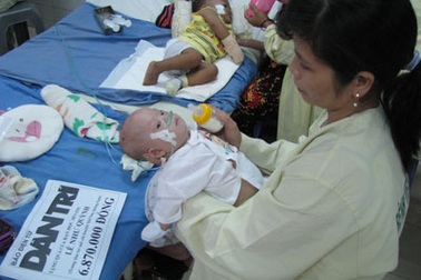 Sức khỏe bé bị bỏ rơi Lê Như Quỳnh đã khá hơn