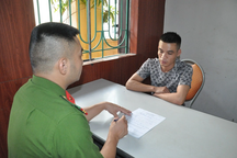 Cho đi nhờ xe rồi dùng vũ lực hiếp dâm, cướp tài sản của nạn nhân