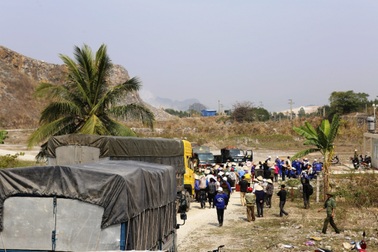 Vụ công ty xi măng cấm đường: Mở barie nhưng lại đổ đá hộc