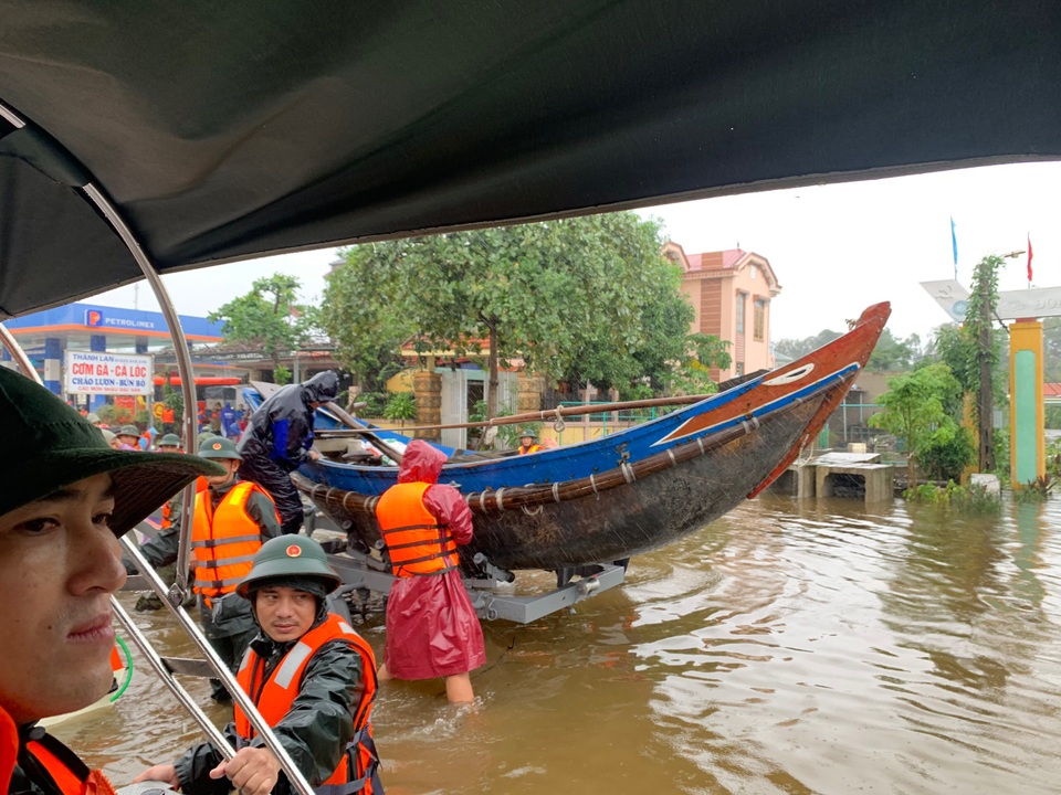 Chuyện chưa kể về những chiếc thuyền đi biển, ngược đồng bằng cứu người - 3 Chuyện chưa kể về những chiếc thuyền đi biển, ngược đồng bằng cứu người - 3