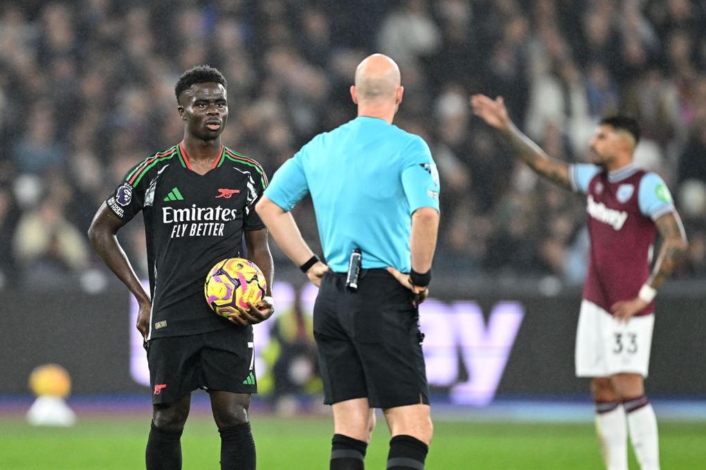 Arsenal thắng tưng bừng trận derby London, vượt lên trên Man City - 2 Arsenal thắng tưng bừng trận derby London, vượt lên trên Man City - 2