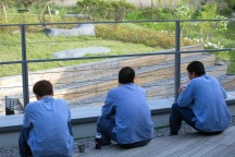 Dân văn phòng chi đậm tiền để… "ở tù", trốn áp lực