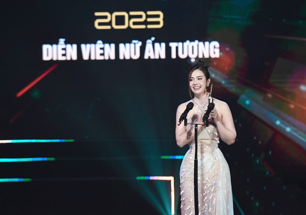 Phan Minh Huyền, Hồng Diễm diện đầm xẻ gợi cảm lên thảm đỏ - 1 Phan Minh Huyền, Hồng Diễm diện đầm xẻ gợi cảm lên thảm đỏ - 1