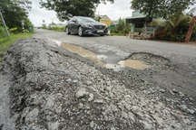 Quốc lộ 62 ở Tây Ninh xuống cấp nghiêm trọng, mặt đường chi chít “ổ gà”