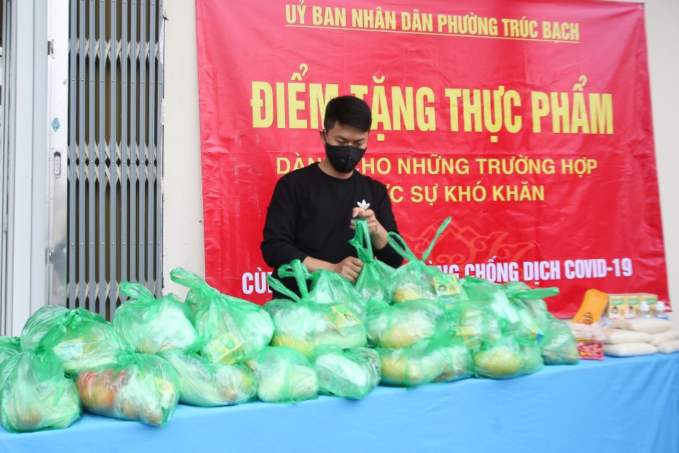 Phường Trúc Bạch phát hàng trăm suất quà miễn phí giữa dịch Covid-19 - 3 Phường Trúc Bạch phát hàng trăm suất quà miễn phí giữa dịch Covid-19 - 3