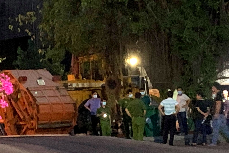 Xe chở rác cán nam công nhân tử vong rồi mang thi thể đi 20km - 1 Xe chở rác cán nam công nhân tử vong rồi mang thi thể đi 20km - 1