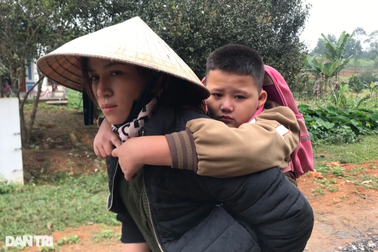 "Cháu ước có đôi chân khỏe mạnh để tự đến trường, mẹ cháu không vất vả"