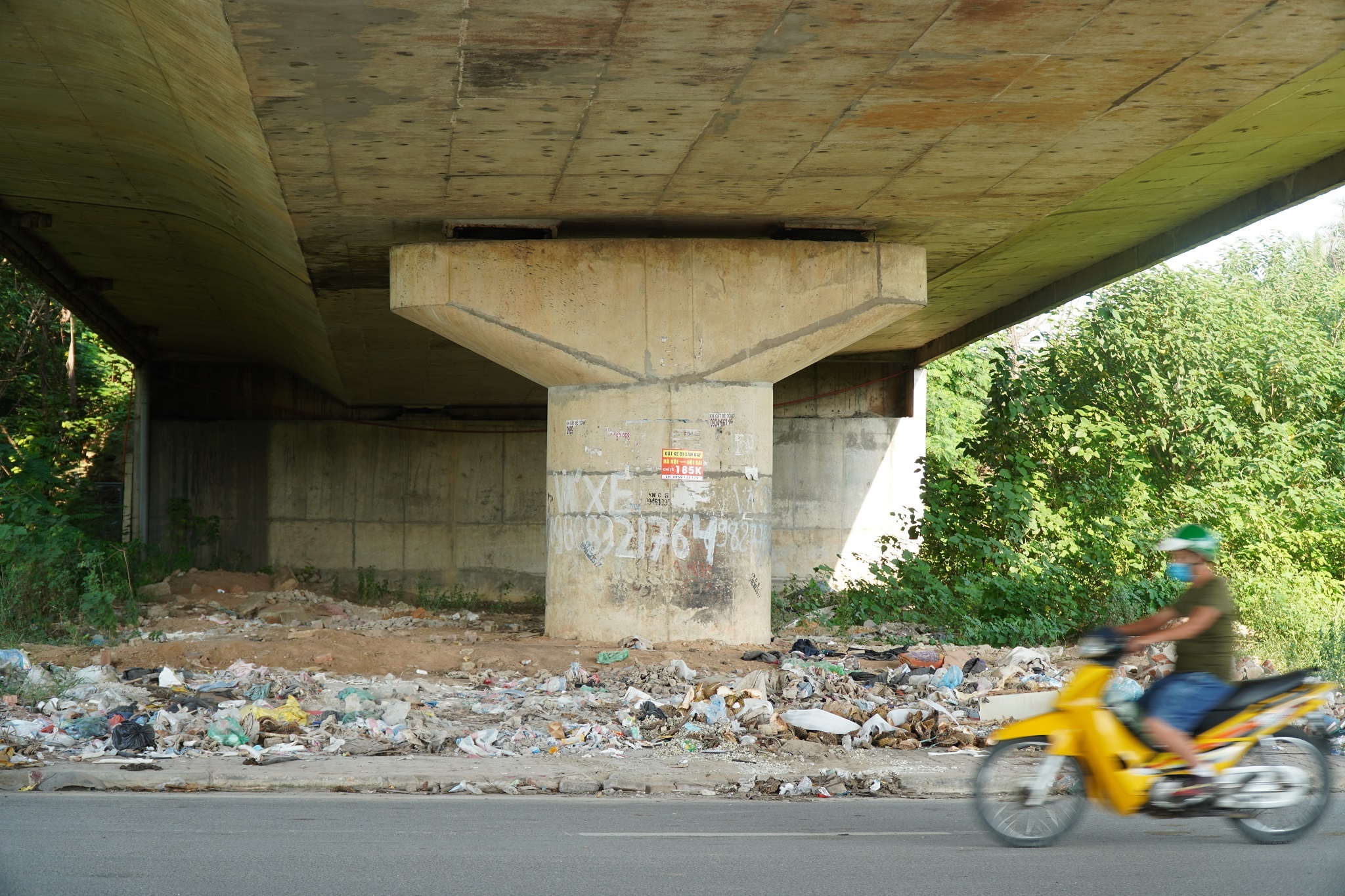Hà Nội: Rác thải tràn lan trên đại lộ 7.500 tỷ đồng - 11