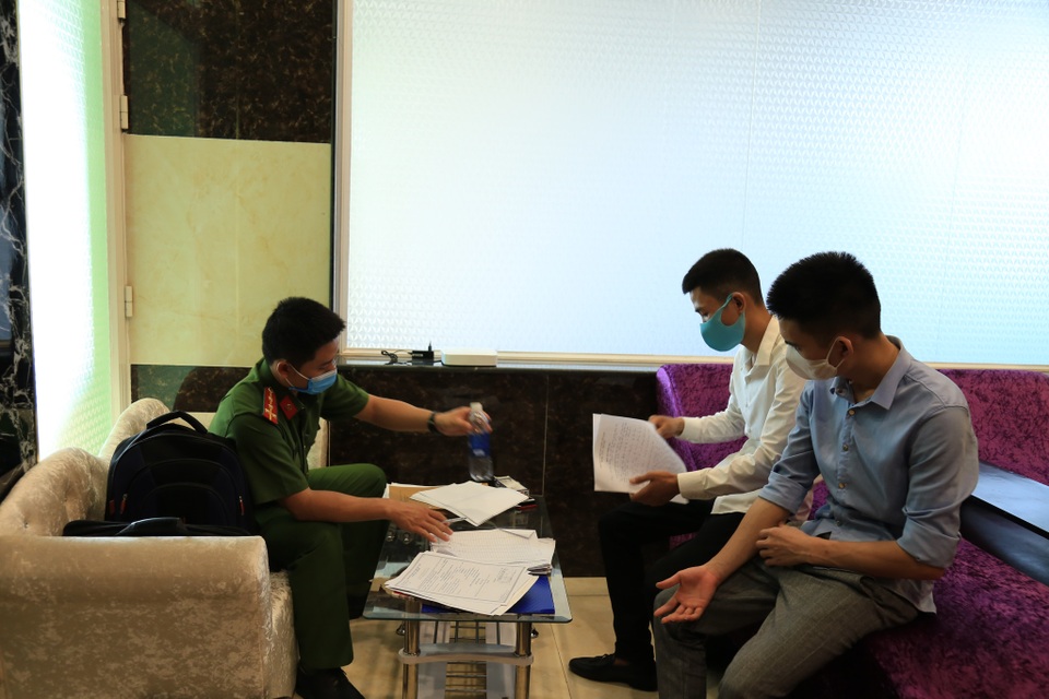 Bắt quả tang cơ sở massage kích dục vẫn đón khách giữa mùa dịch Covid-19 - 2 Bắt quả tang cơ sở massage kích dục vẫn đón khách giữa mùa dịch Covid-19 - 2