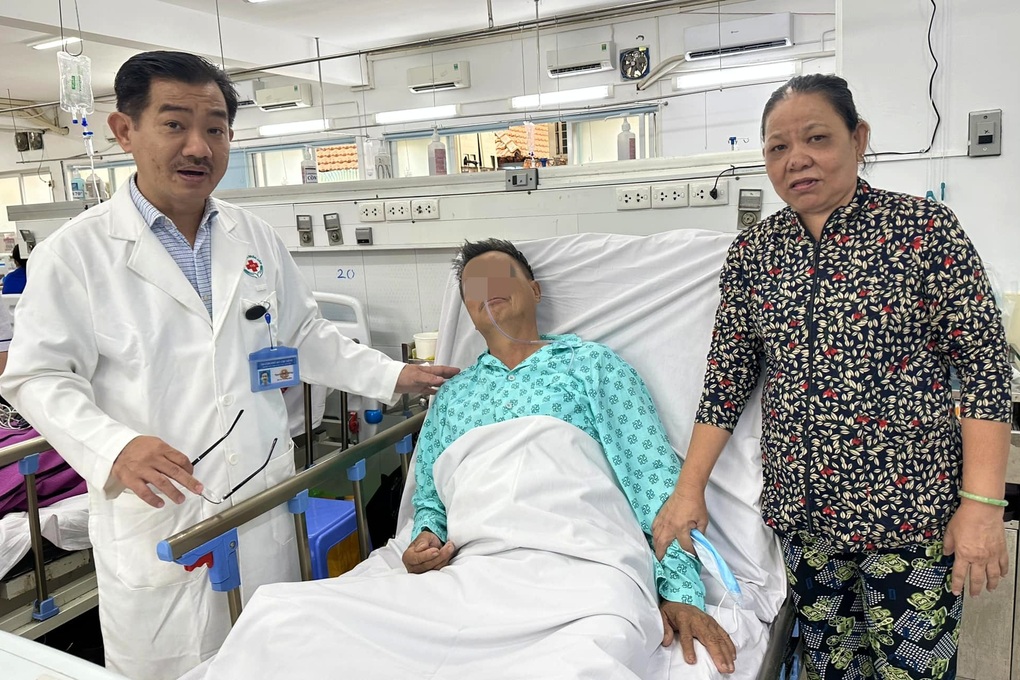 TPHCM: Người đàn ông đột quỵ giữa chợ khi vừa lãnh lương để về quê ăn Tết - 3 TPHCM: Người đàn ông đột quỵ giữa chợ khi vừa lãnh lương để về quê ăn Tết - 3