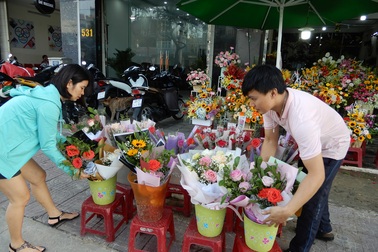 Mưa lũ, người bán hoa 20/10 cũng thưa thớt, nhập hàng ít hơn hẳn