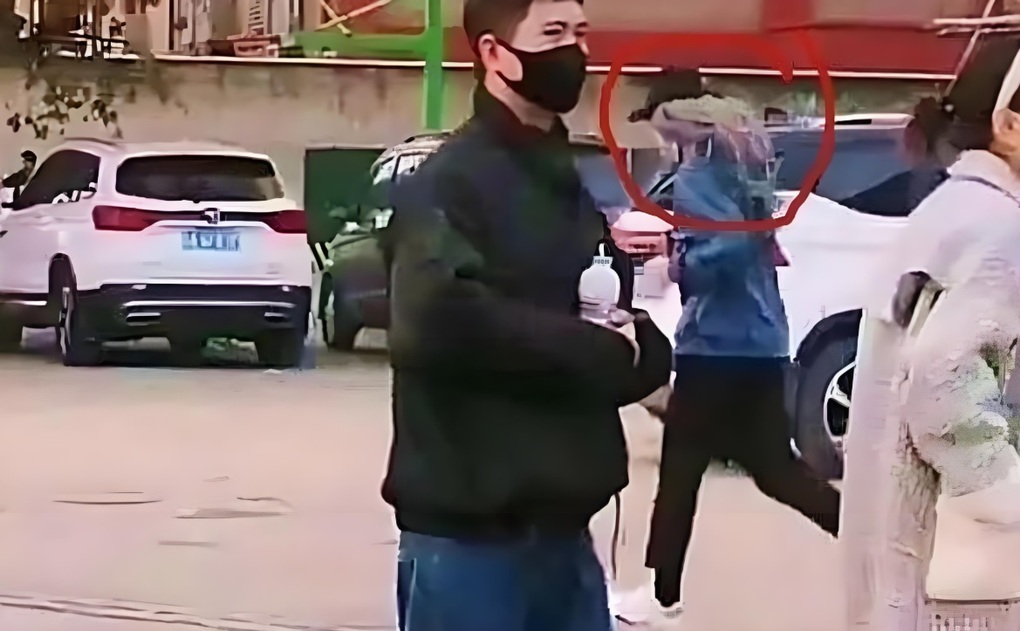 Người đàn ông cải trang, đội tóc giả đi thi hộ nữ sinh - 1 Người đàn ông cải trang, đội tóc giả đi thi hộ nữ sinh - 1
