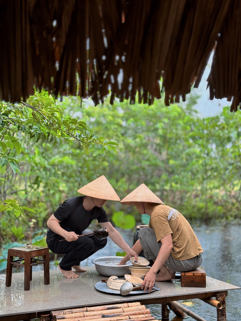 Bỏ phố về quê, hai chàng trai bán tài sản xây căn bếp hút triệu lượt xem
